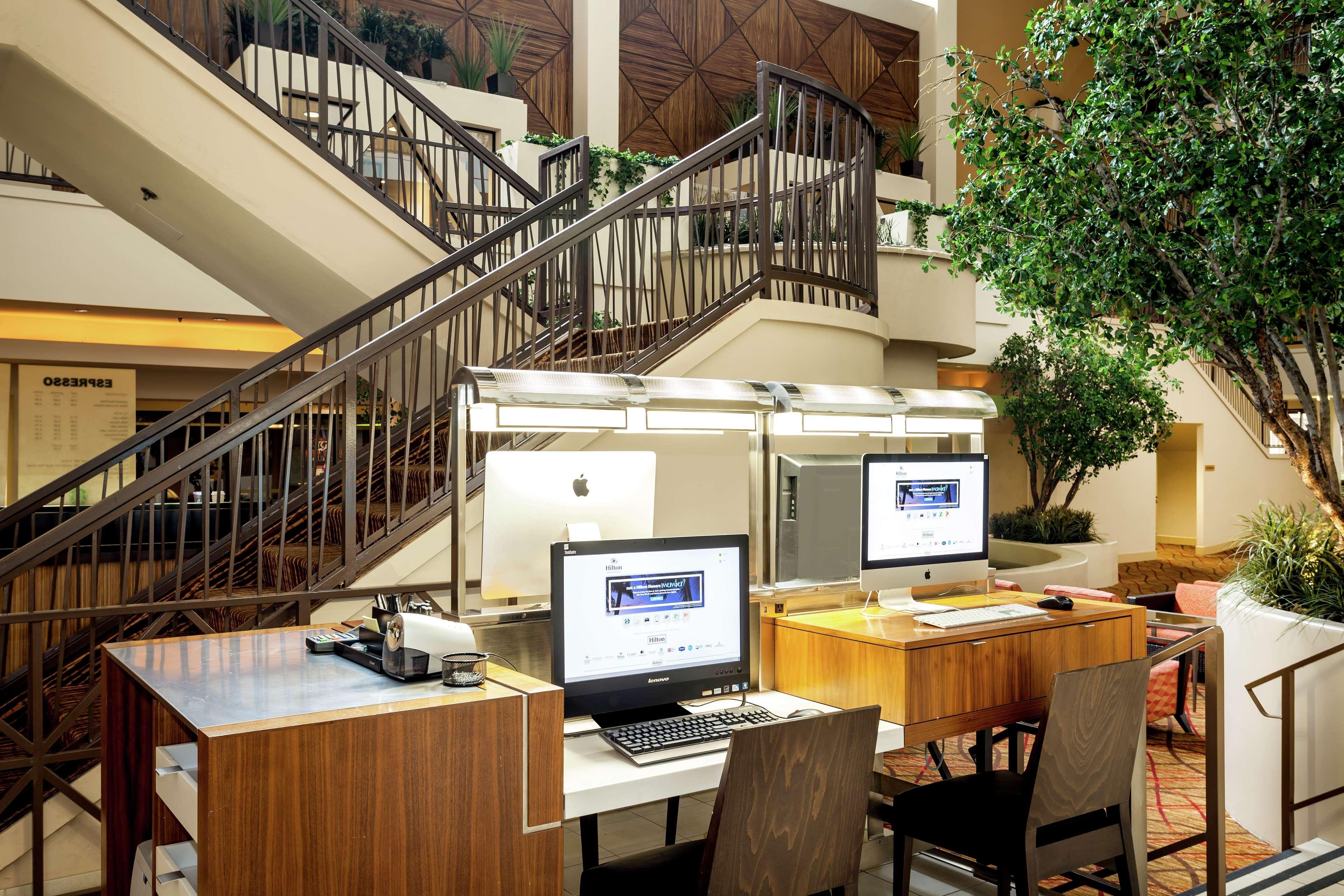 Hotel Hilton Stockton Esterno foto