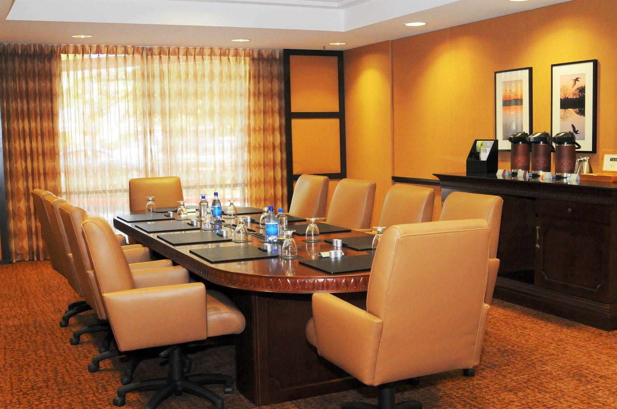 Hotel Hilton Stockton Esterno foto